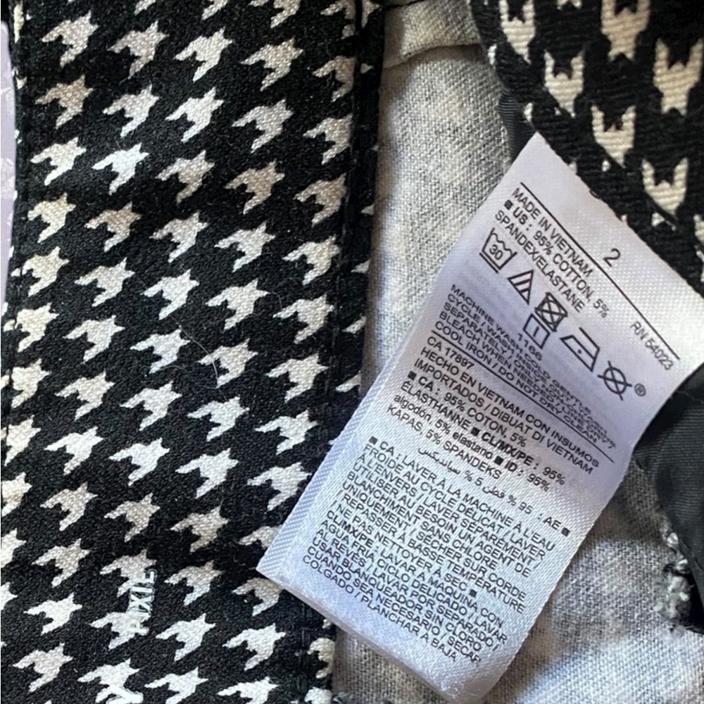 Women’s Old Navy Black & White Houndstooth Mid-Rise Pixie Pants - Picture 4 of 4